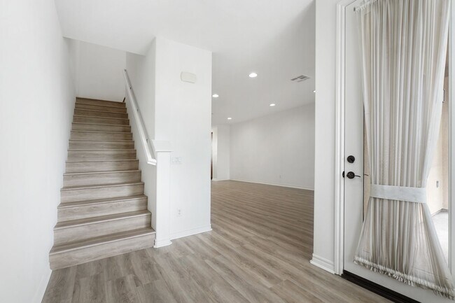 Building Photo - Spacious 4 Bedroom TownHome in Garden Grove!