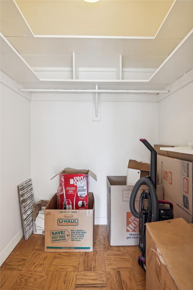 Building Photo - Spacious 1br/1bth Condo minutes from Downtown Silver Spring!