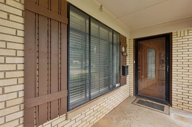 Building Photo - 1108 Larchmont Ln