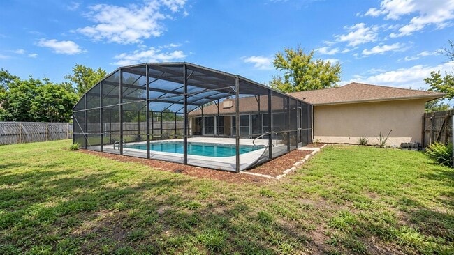 Building Photo - 35025 Raintree Dr