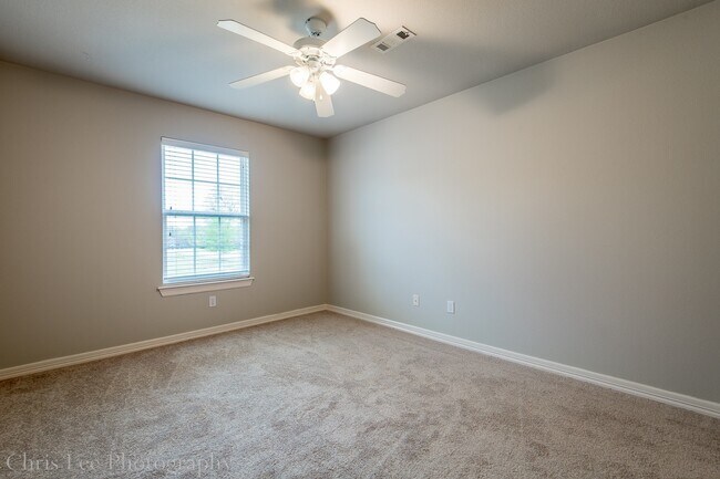 Building Photo - Spacious 3 Bedroom Home on Corner Lot! Must See!