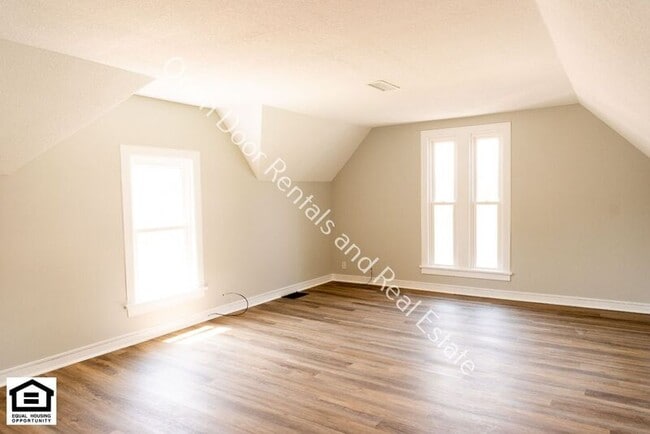 Building Photo - 109 1/2 E Broad St