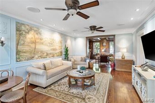 Building Photo - Beautiful 2 bedroom/ 2 bathroom apartment located right on Historic Main Street in St. Charles.