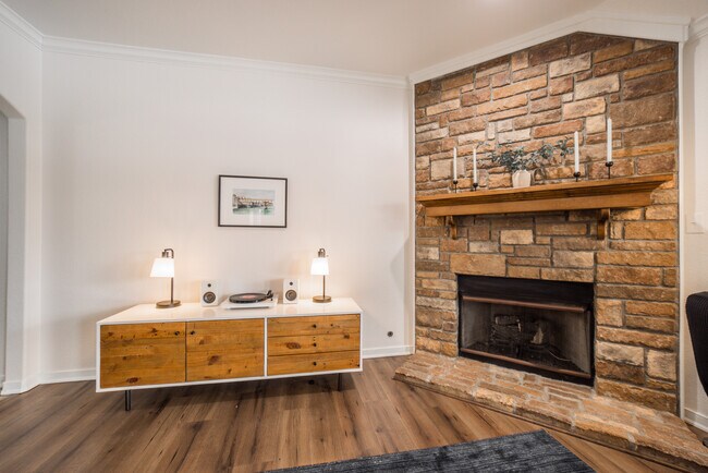 Building Photo - 3960 W Mountain View Dr