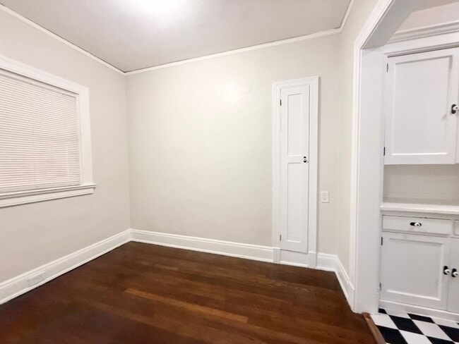 Building Photo - Unique Studio w/ Hardwoods in Small 1920's Complex
