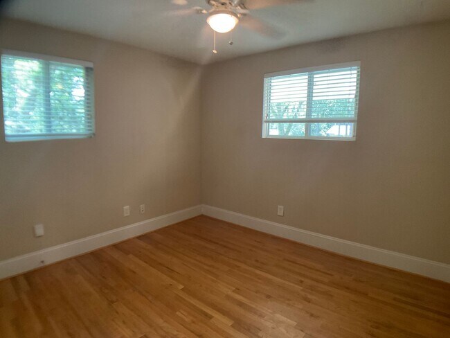 Building Photo - Spacious Carrboro Condo ready for August Move In!