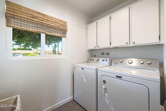 Building Photo - 421 Lila Cir