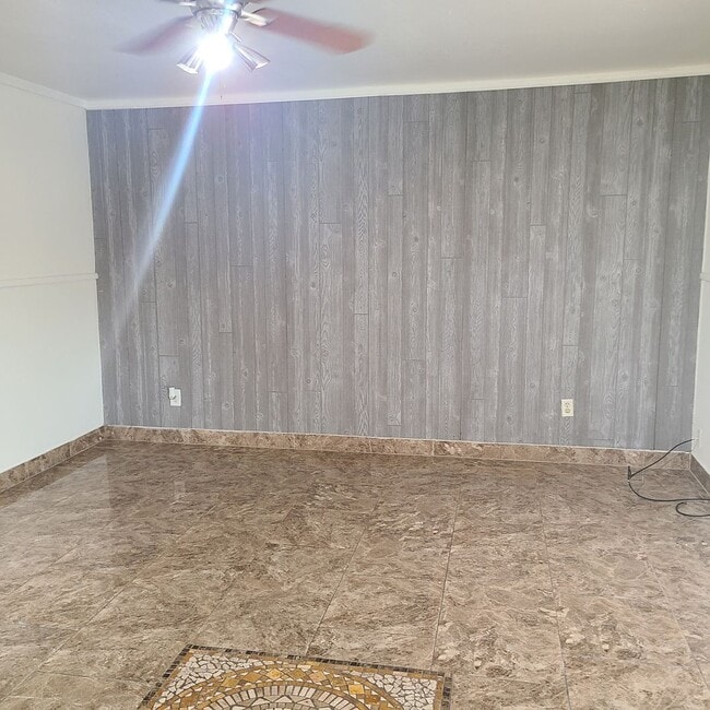 Building Photo - Spacious 3 BR+study/2.5 bath end-unit townhome w/balcony & patio!