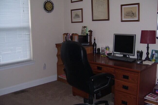 Building Photo - Immaculate End Unit Townhouse