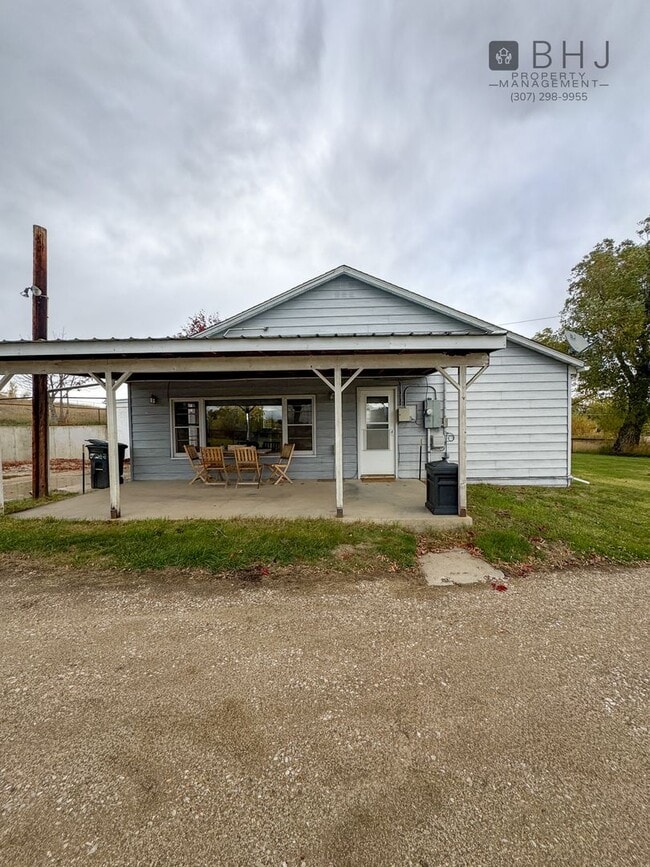 Building Photo - 6 month lease! 3 bed/ 1 bath Single Family...