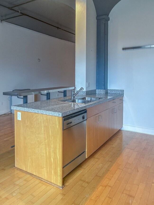 Building Photo - North Block Studio Available Now !!