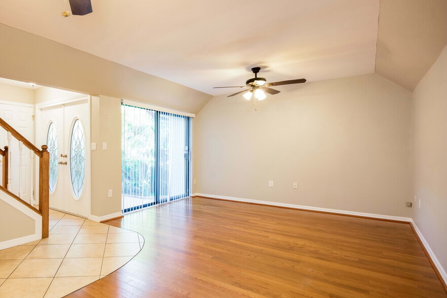 Building Photo - 10907 Meadow Lark Cove Dr