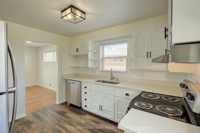 Building Photo - Evolve Real Estate: Welcome to This Spacious 5 Beds/2 Baths Single Family Residence With Great La...