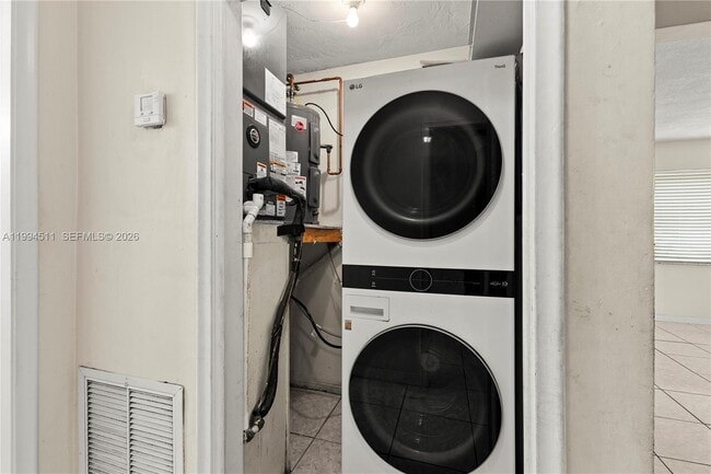 Building Photo - 6121 SW 40th Ct