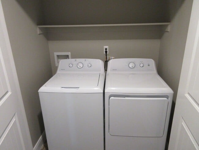 Building Photo - Newer Town home living in the heart of Cedar City!