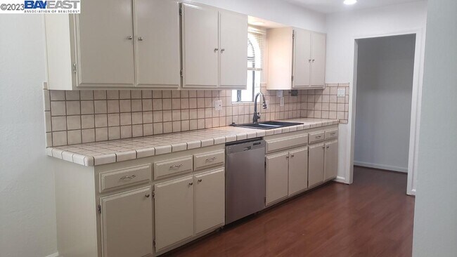 Building Photo - 709 Tamarack Dr