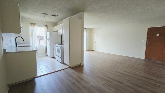 Building Photo - 526 S St Andrews Pl