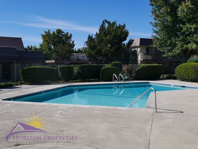 Building Photo - 3 Bed 2.5 Bath 1,380 sqft Townhome in Carm...
