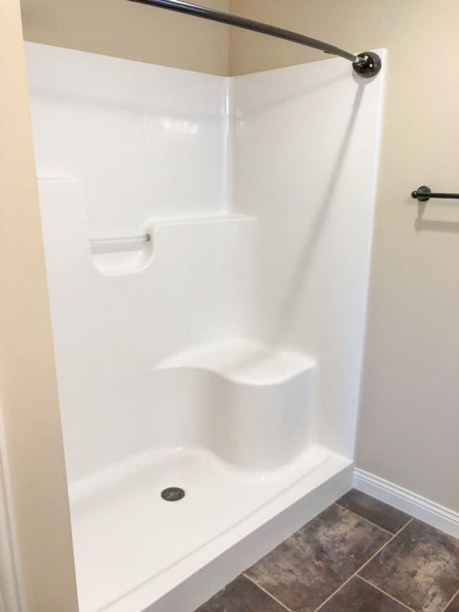 Building Photo - Like-New Ranch Home — 3 Bed / 2 Bath in Fo...