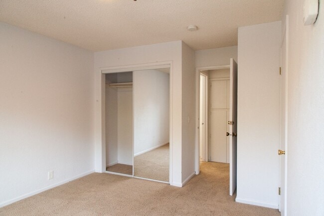 Building Photo - Great location, 2 Bedroom Condo