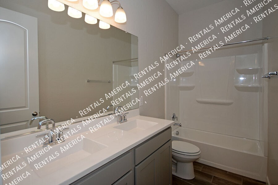 Building Photo - 3725 E Catalina Dr