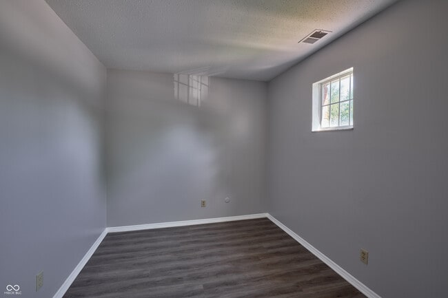 Building Photo - 922 Hoover Village Dr