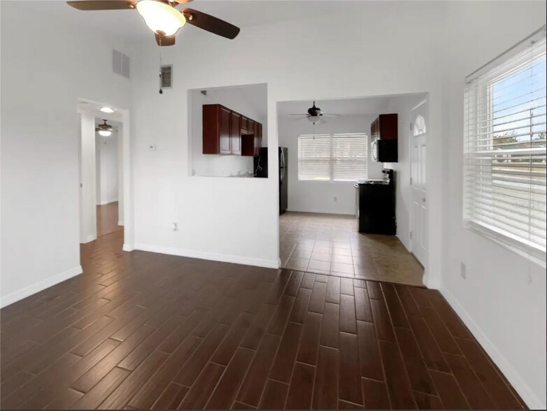 Building Photo - 930 School St