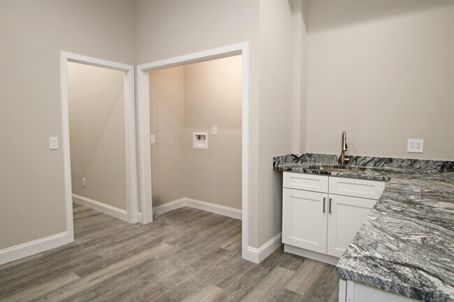 Building Photo - 2060 Willow Hill Dr