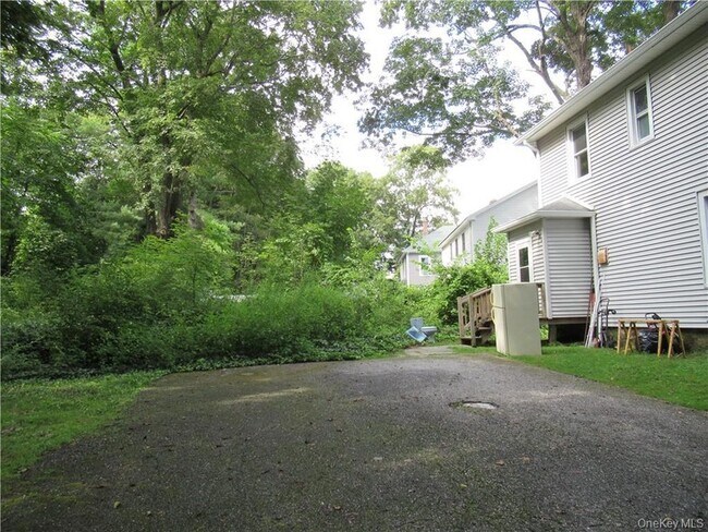 Building Photo - 25 Fairway Dr
