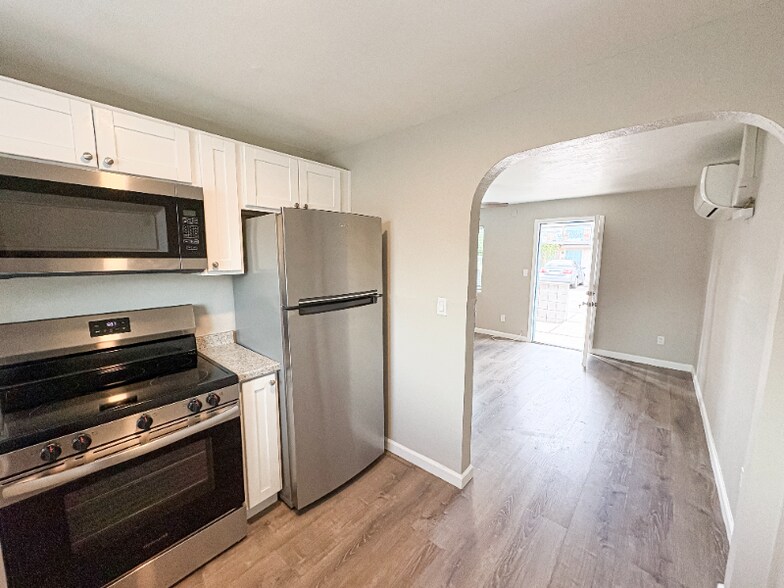 Building Photo - 1110 E Highland Ave