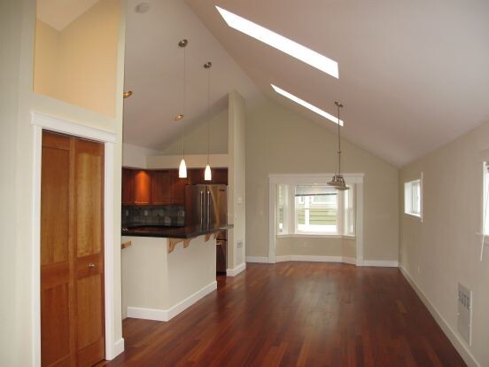 Building Photo - Gorgeous 3 bed/3.5 bath Queen Anne Townhouse!