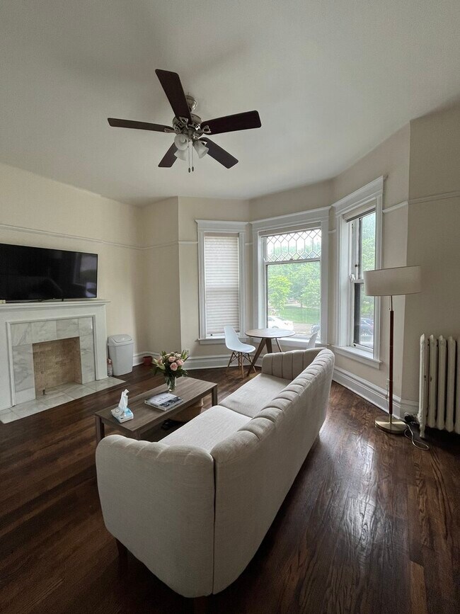 Building Photo - 1359 E 57th St