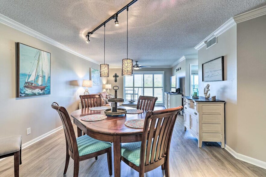 Building Photo - 6141 Bahia Del Mar Blvd S