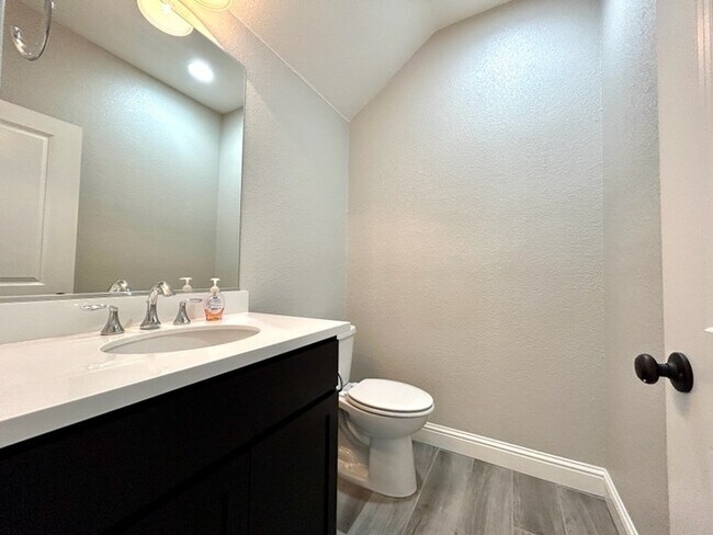 Building Photo - Beautiful Modern 3 Bedroom With Solar! - Apply Today!