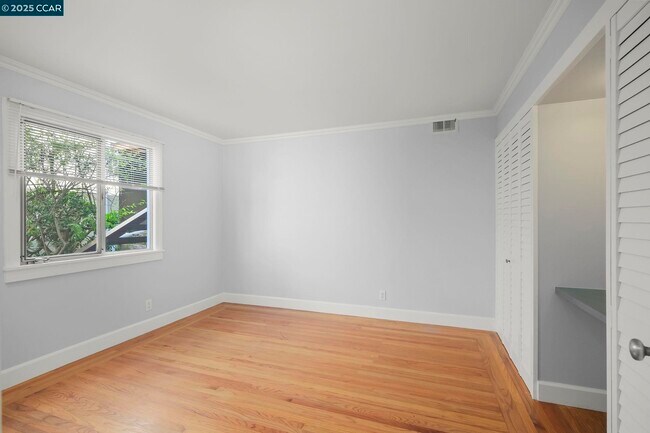Building Photo - 32 Kenilworth Dr