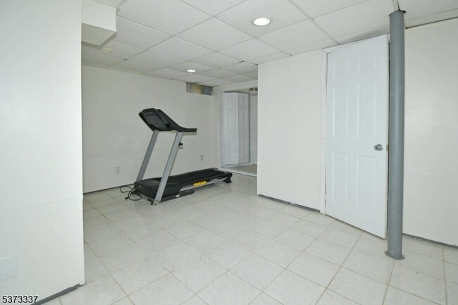Building Photo - 65 Vones Ln