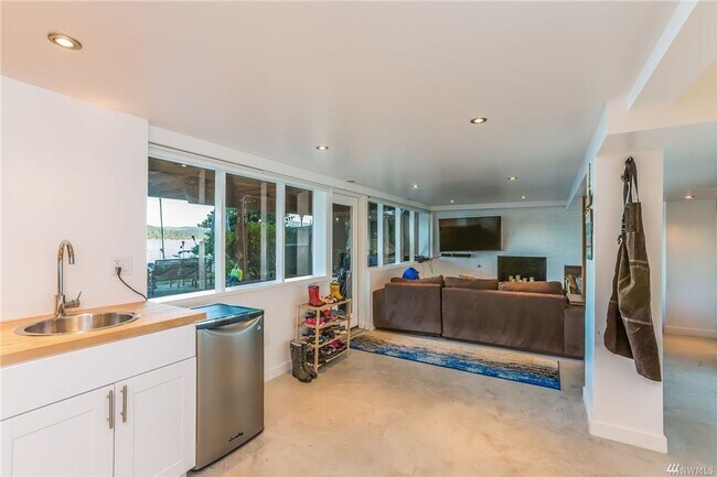 Building Photo - Stunning Lake Sammamish 50 Foot Waterfront...