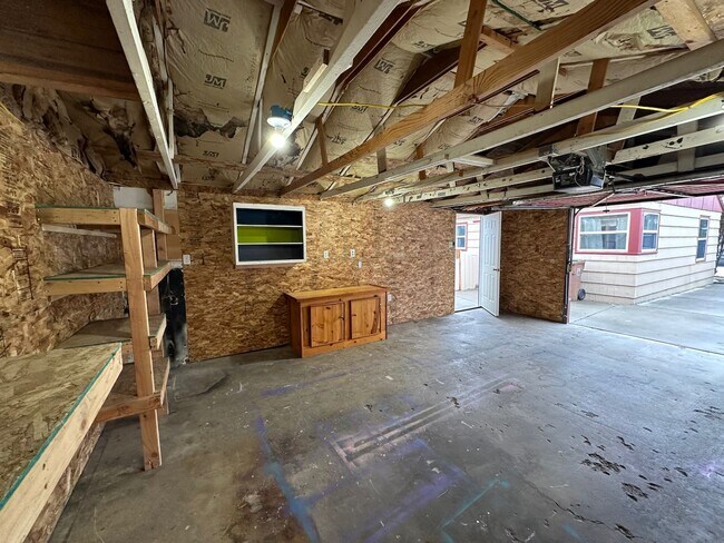 Building Photo - Cozy and Conveniently Located 2 Bed 1 Bath Spokane Home w/ Detached Garage & Heated Multipurpose ...