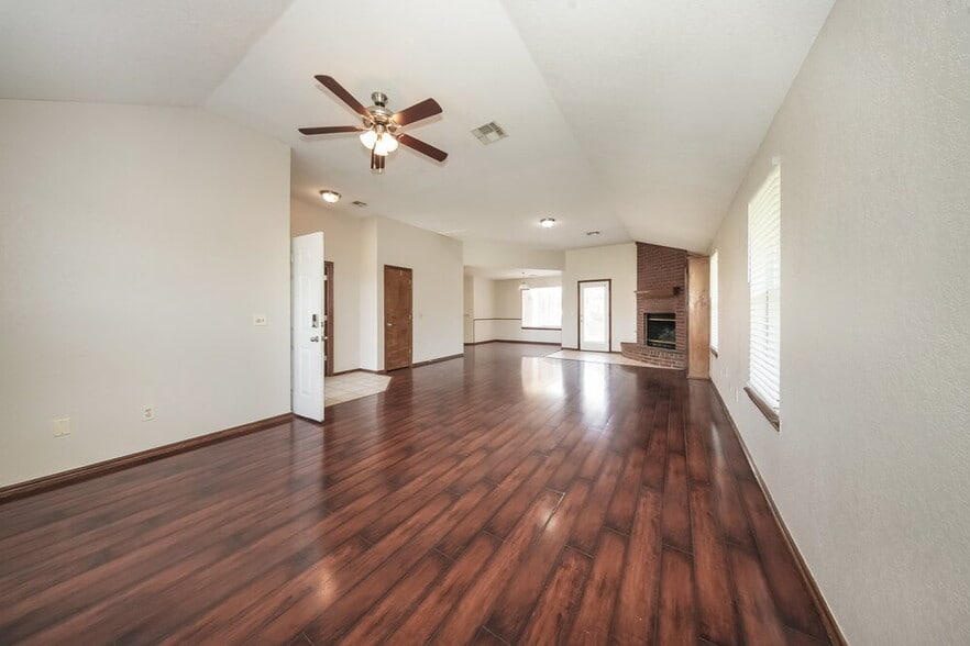Building Photo - 329 Ridge Bluff Dr