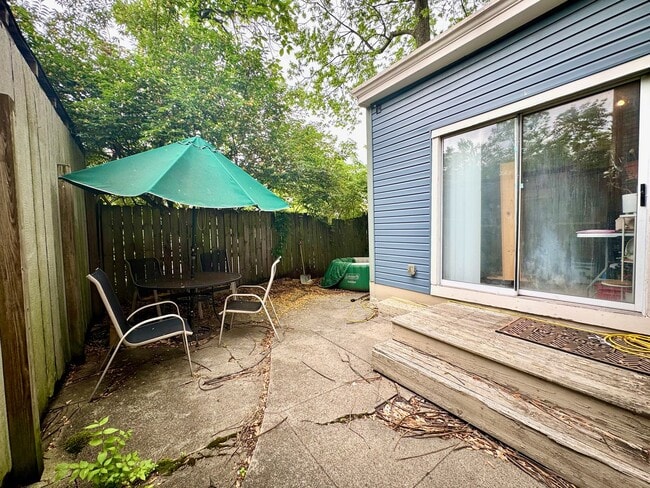 Building Photo - 2233 Victor St