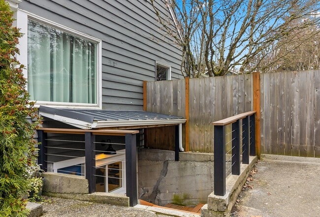 Building Photo - Stylish in Snohomish