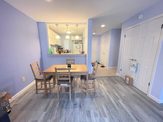 Building Photo - Mill Creek - Updated 2br 2ba garden-style ...