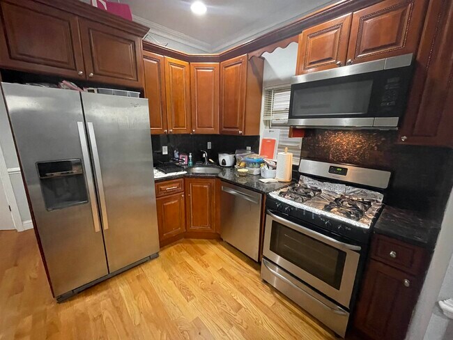 Building Photo - 572 Liberty Ave