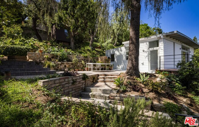 Building Photo - 631 Cross Ave