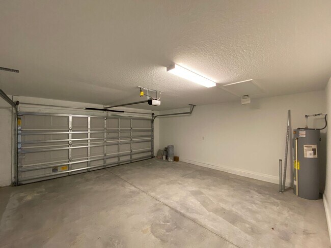 Building Photo - MOVE IN BY FEBRUARY 15TH AND RECIEVE HALF OFF FIRST MONTH- Hills Of Tuscany - Great Location, 3/2...