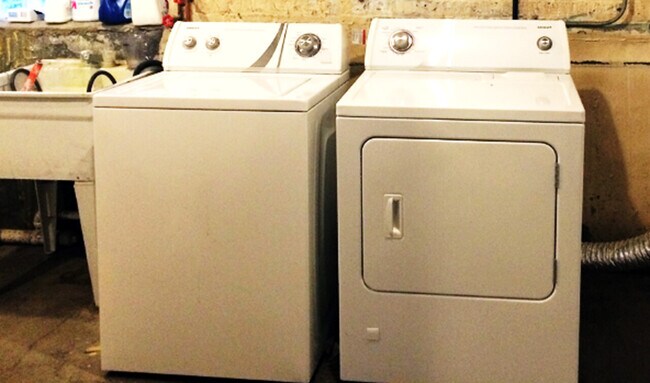 Building Photo - Single Family 4 bedrooms