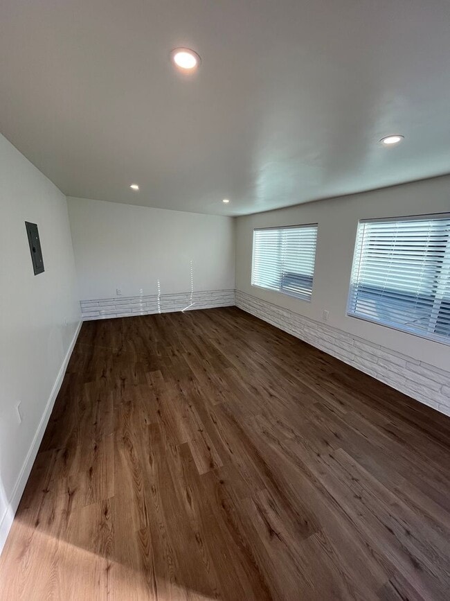 Building Photo - 230 S Murray Ave