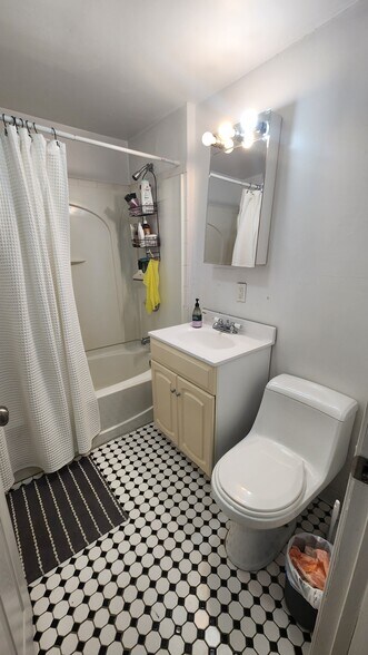 Building Photo - 19 Thatcher St