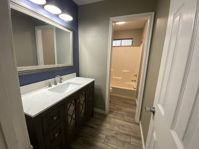 Building Photo - ***PETS ALLOWED*** 4-Bedroom home in Saint...