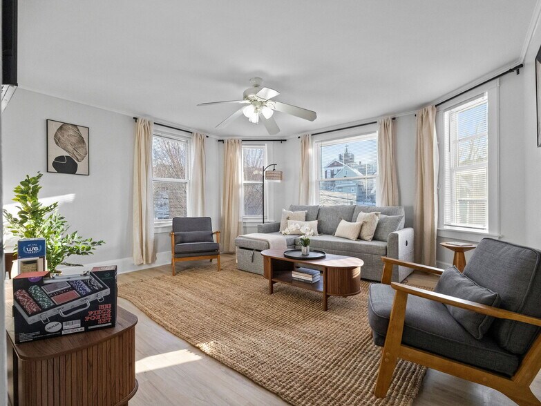 Building Photo - 168 School St